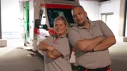 Sarah Heidenreich und Alexander Fuchs bewältigen in Hamburg komplexe Einsätze, bei denen sie Verletzungen behandeln und familiäre Konflikte lösen müssen.