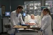 (v.l.n.r.) Dr. Andrew DeLuca (Giacomo Gianniotti); Wade Foltz (Joe Pacheco); Dr. Taryn Helm (Jaicy Elliot)