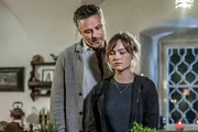 Sarah Suttner ist wie vom Donner gerührt über das, was ihr Vater Daniel ihr über ihre Herkunft erzählt.