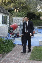 Brennan (Emily Deschanel) und Booth (David Boreanaz) investigate the home of a dentist whose skeleton is found buried at a Civil War reenactment site.