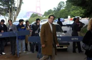 Monk (Tony Shalhoub) begutachtet einen Tatort ...