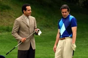 Monk (Tony Shalhoub, l.) ist fest davon überzeugt, dass der Playboy Dexter Larsen (Gary Cole, r.) den Finanzvorstand des beliebten Männer-Magazins Sapphire umgebracht zu haben.