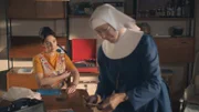 Vera Sands (Paula Lane, l.) und Sister Julienne (Jenny Agutter, r.)
