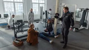 Der talentierte Amateurboxer Ronny Schnell (Mark Filatov, liegend) wird leblos zwischen den Fitnessgeräten in seinem Box-Club gefunden. So wie es aussieht, ist er mit einer Hantel erschlagen worden. Wer hat sich mit dem jungen Talent angelegt? Die Ermittler Börensen (Claudia Schmutzler, 2.v.r.) und Timmermann (Mathias Junge, r.) wagen erste Hypothesen, während Dr. Sturbeck (Katharina Blaschke, 2.v.l.) sowie Roswitha Prinzler (Silke Matthias, 3.v.l.) und ihr KTU-Team den Tatort genauer unter die Lupe nehmen.