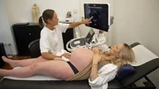 Evelyn Weigert, im dritten Trimester ihrer Schwangerschaft, wird von Gynäkologin Dr. med. Sandra Frischmann untersucht.