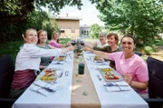 Die Landfrauen genießen die Hauptspeise im Garten des Jennerhofs. v.li.: Sonja Müller, Anne-Christin Trautwein, Michaela Pistono, Petra Waldraff, Lara Jenner, Heike Schiltz