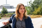 Johanna Stern (Lisa Bitter) inspiziert den Tatort.
