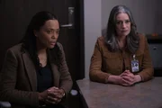 Dr. Tara Lewis (Aisha Tyler, l.); Emily Prentiss (Paget Brewster, r.)