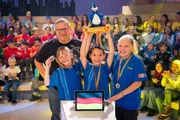 Das blaue Rateteam aus Altenerding/Deutschland hat allen Grund zu Jubeln: Es kann den begehrten Piet-Flosse-Pokal in die Höhe strecken!