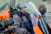Gyrocopter-Flug: Atemberaubendes Weserbergland - auf dem Flugplatz Höxter-Holzminden hebt Moderatorin Sabine Heinrich (l) auf ihrer 1600-Kilometer-Reise rund um NRW mit Gyrocopter-Fluglehrerin Iris ab.