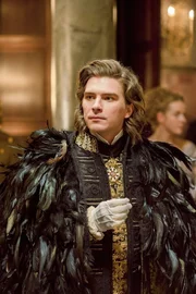 Um die Romanze zwischen Sophie Charlotte und König Ludwig (Gustav Schmidt) zu verhindern, veranstaltet die Familie einen Empfang mit heiratswilligen Adeligen. Unerwartet erscheint auch der Monarch höchstpersönlich.