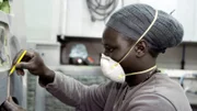 Geselle Babacar Faye bei Arbeit