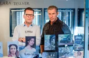 Lars (Ingo Naujoks, l.) und Finn (Sven Martinek, r.) gehen noch einmal alle Hinweise durch.