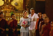 Markus und Verena wohnen der Zeremonie bei, mit der Verenas Mann in ein buddhistisches Kloster aufgenommen wird.