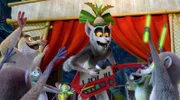 King Julien (Mitte) gründet gemeinsam mit seinen Freunden die Band "Neue Scheibenfwaschflüssigkeit". Dank einer von Timo entwickelten Maschine startet die Band raketenartig durch! Die Fans sind begeistert und King Julien in seinem Element.