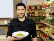 Paul Ivic – Gefüllte Rösti mit Kümmel-Karotten & Sauerrahm.