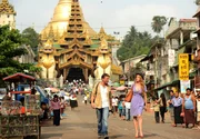 WDR Fernsehen DAS TRAUMHOTEL - MYANMAR, Nachdem sie ihren Flug verpasst hat, führt Hendrik (Hardy Krüger jr.) die verwöhnte Anna (Esther Schweins) zu einem kleinen Hotel.