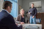 Ralf (Simon Böer, M.) behauptet vor Finn (Sven Marinek, r.) und Lars (Ingo Naujoks, l.), dass seine Frau in der Nacht von einem Einbrecher ermordet wurde.