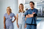 Sollen Gespräche mit sterbenden Patienten führen und sich dabei gegenseitig unterstützen: Drew (Michael Mosley, r.), Maya (Nicky Whelan, l.) und Lucy (Kerry Bishe, M.) ...