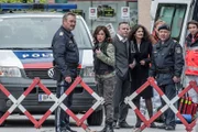 Soko Kitzbühel, Tod zum Selbermachen. Im Gebäude des Bezirksgerichts Braunkirchen wird der Referent Markus Wagner erschossen aufgefunden. Wagner wurde mit einer Selfmade-Waffe aus dem 3D-Drucker ermordet. Der erste Verdacht richtet sich gegen den Taxiunternehmer Stefan Ploderer und den Druckerhändler Peter Hamsik. Die Sekretärin des Opfers berichtet von angeblichen Korruptionsfällen innerhalb der Behörde. Im Bild (v.li.): Ferry Öllinger (Kroisleitner), Julia Cencig (Nina Pokorny).