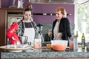Reformhausbetreiberin Astrid Pirkl (Nicole Beutler, r.) wird den Kuchen ihrer Tochter Jasmin Neudecker (Teresa Kögler, l.) nicht anrühren. Dabei hat die eigens nur die Hälfte der empfohlenen Zuckermenge verwendet.