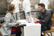 Brennan (Emily Deschanel) und Booth (David Boreanaz) lassen sich von Booth' altem Berater Gordon Wyatt bekochen, der seinen Job an den Nagel geh&auml;ngt hat, um seiner Koch-Leidenschaft nachzugehen.