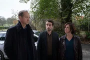 Es gibt einen dringend Tatverdächtigen: Carl Sievers  (Peter Heinrich Brix, l.), Hinnerk Feldmann (Oliver Wnuk, M.) und Ina Behrendsen (Julia Brendler, r.) sind am Haus der Mutter der Toten, um ihr von den neuen Erkenntnissen zu berichten und sie zu warnen.