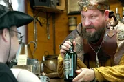 Thorsten Büttner verkauft Whiskey auf einem Mittelaltermarkt.