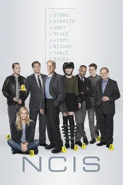 (13. Staffel) - Untersuchen Verbrechen, die auf irgendeine Weise mit der US-Navy oder dem Marine Korps zu tun haben. Abby Sciuto (Pauley Perrette, 4.v.r.), Dr. Donald "Ducky" Mallard (David McCallum, r.), Leroy Jethro Gibbs (Mark Harmon, 4.v.l.), Leon Vance (Rocky Carroll, 3.v.r.), Anthony DiNozzo (Michael Weatherly, 3.v.l.), Timothy McGee (Sean Murray, l.), Jimmy Palmer (Brian Dietzen, 2.v.r.) und Ellie Bishop (Emily Wickersham, 2.v.l.) ...