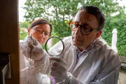 Bei einem Notfalleinsatz in einem Wohngebiet parkt ein Anwohner den Rettungswagen zu. Weil die Patientin verstirbt und der Sanitäter den Vorfall im Internet veröffentlicht, formiert sich ein wütender Mob – es werden sogar Morddrohungen laut. Als dieser Anwohner am Tag danach tot in seiner Gartenlaube gefunden wird, suchen der Leiter der KTU Jan Arnaud (Mike Zaka Sommerfeldt) und seine Kollegin (Komparsin) am Tatort nach Spuren.