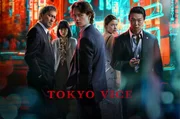 Keyvisual "Tokyo Vice", Staffel 2 - v. li. n. re.: Hiroto Katagiri (Ken Watanabe), Eimi (Rinko Kikuchi), Jake Adelstein (Ansel Elgort), Samantha Porter (Rachel Keller) und Sato (Show Kasamatsu)