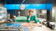 Gerichtsmedizinerin Dr. Helene Sturbecks (Katharina Blaschke) Untersuchungen zur Ursache der Wunden gestalten sich äußerst experimentell. Haben doch mysteriöse Laser, wie die von Außerirdischen, zu den eigenartigen Verletzungen geführt? Nach mehreren Versuchen kommt sie der Sache dann doch näher.