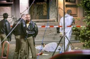 Duisburg, 2007: Ein Blutbad schockiert ganz Deutschland. Sechs Menschen werden auf offener Straße in einem Kugelhagel erschossen.