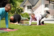 Huber und Wöller machen Yoga (v.li.: Steven Barret, Wolfgang Müller, Fritz Wepper).