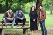 Schwester Hanna versucht Tom zu übereden die Kündigung im Kindergarten zurückzunehmen. Kevin merkt, dass Kindererziehung nicht so leicht ist (v.li.: Armin Stieber, Benjamin Sorg, Lukas B. Amberger, Janina Hartwig, Aaron Karl).
