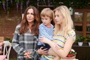 Katja (Simone Thomalla, l.) bemerkt, wie angespannt die familiäre Situation für Maxi (Ari oder Eliah Weinkauf, M.) und seine Mutter Amelie (Hanna Binke, r.) ist.