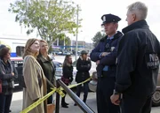 Während Gibbs (Mark Harmon, r.) auf seine zwei Ex-Frauen Rebecca Chase (Jeri Ryan, r.) und Diane Sterling (Melinda McGraw, l.) trifft, sucht das Team nach Antworten auf ein blutiges Massaker ...
