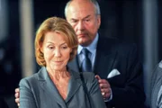Tennhagen (Dietrich Mattausch) führt die Mutter Oberin (Gaby Dohm) zum Essen aus. Er möchte mit ihr im Schloss leben.