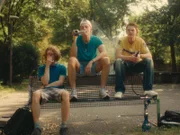 Ein fast normaler Sommertag 2006, nur dass Gollums (Arsseni Bultmann, l.) Nase von seinem Schwarm gebrochen wurde. Aber für Peppi (Nico Marischka, r.) und PD (Jonathan Kriener M.) sind die Girls im Park wichtiger.
