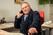 Wöller (Fritz Wepper) telefoniert mit der Mutter Oberin und wird vom Direktor im Büro erwischt.