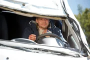 Axel (Christoph von Friedl) ist mit seinem Auto abgest&uuml;rzt und h&auml;ngt fest.