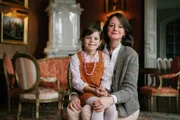 Schlossherrin Alix D'Harambure-Fraye mit Tochter