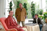 Albrecht Kuhn (Manfred Möck, l.) scheint die Anschuldigungen der Kommissare Korbinian Hofer (Joseph Hannesschläger, m.) und Christian Lind (Tom Mikulla) nicht recht ernst zu nehmen.