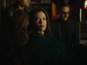 Die erwachsene Mascha (Paula Kober, M.) ist gespannt, wie die Gäste im Studio ihren neuen Song finden, zu dem sie mit einem Regisseur (Denis Moschitto, r.) gerade ein Musikvideo dreht.