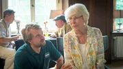 Doch Pfleger Mike Stüwe (David Korbmann, 2.v.l.) stellt die Fakten klar: Hilpert hat gar keine Tochter, somit hat er auch von ihr keinen Besuch bekommen. Die ältere Dame Luise Hildmann (Karin Eckhold, r.) muss da etwas durcheinandergebracht haben. Aber mit wem hat Frank Hilpert sich dann gestritten?