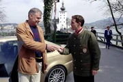 "Schlosshotel Orth", "Der Zimmertausch." Wenzel wird aus dem Spital entlassen. Eigentlich sollte er sich schonen, aber Dir. Lambert ist mit seiner Frau im Hotel abgestiegen, um an der Jagd teilzunehmen. Schimek hat seine Reservierung vergessen, und alles ist ausgebucht. Pepi und Lukas quartieren die Lamberts in das Zimmer von Dr. Vogel, der zwei Tage in München ist, ein. Leider kommt er verfrüht zurück - und seine Frau findet in dem doppelt belegten Zimmer sehr zweideutige Spuren. Nico verlangt sein Erbteil von 3 Mio. für sein Restaurant in Paris. Vinzenz verspricht, ihm das Geld zu geben. Fanny ist unsicher, da sie und Vinzenz gerade einen Adoptionsantrag gestellt haben.