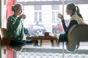 Was auch immer kommt: Mavi (Flora Li Thiemann, re.) hält zu ihrer Halbschwester Julia (Anna Herrmann).