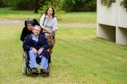 Schwester Hanna und Petra schaffen Wöller aus der Seniorenresidenz (v.li.: Janina Hartwig, Fritz Wepper, Nike Fuhrmann).
