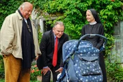Huber findet, dass die kleine Jala aussieht wie das entführte Baby (v.li.: Wolfgang Müller, Fritz Wepper, Emanuela von Frankenberg).