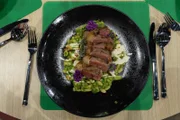 Tagesmotto "Leibgericht" von Michael Damast: Rumpsteak mit Cannellini-Püree, Tahini-Soße und Chili-Öl